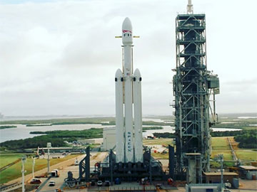 SpaceX zaprezentował Falcona Heavy. Poleci nim Arabsat 6A