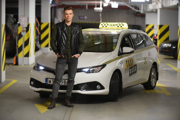 Kamil Baleja i samochód Toyota Auris w programie „Taxi Kasa”, foto: Cezary Piwowarski