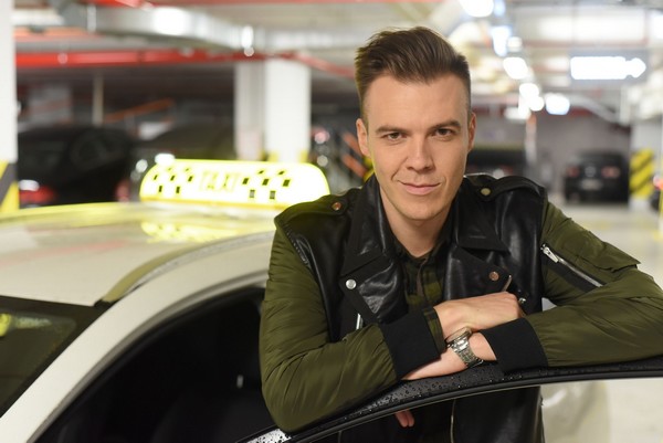 Kamil Baleja i samochód Toyota Auris w programie „Taxi Kasa”, foto: Cezary Piwowarski
