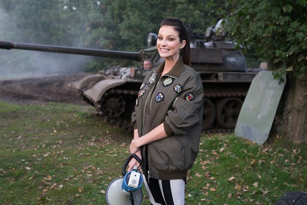 Anna Lucińska i czołg T-34 w programie „Zaskocz mnie!”, foto: TVN