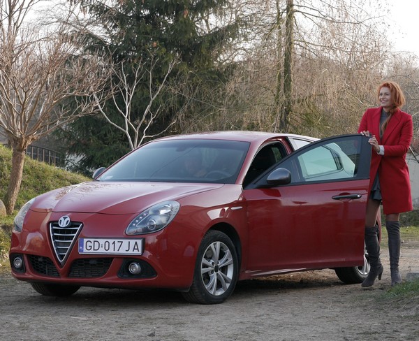 Aleksandra Gintrowska i samochód Alfa Romeo Giulietta w serialu „Pierwsza miłość”, foto: Bogdan Bogielczyk/ATM Grupa