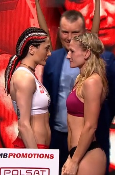 Podczas 8. gali Polsat Boxing Night walczyć będą Ewa Brodnicka „Kleopatra” i Sarah Pucek. Na zdjęciu bokserki i promotor Mariusz Grabowski podczas ceremonii ważenia przed tą galą, foto: Cyfrowy Polsat