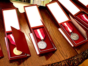 6 pracowników Starostwa w Bochni z Medalami za Długoletnią Służbę