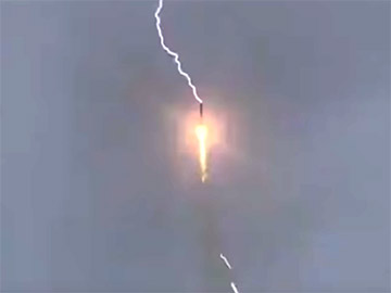 Piorun uderzył w startującą rakietę Sojuz [wideo]