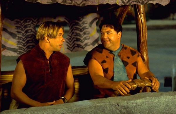 Stephen Baldwin i Mark Addy w samochodzie w filmie „Flintstonowie: Niech żyje Rock Vegas!”, foto: AMC Networks International