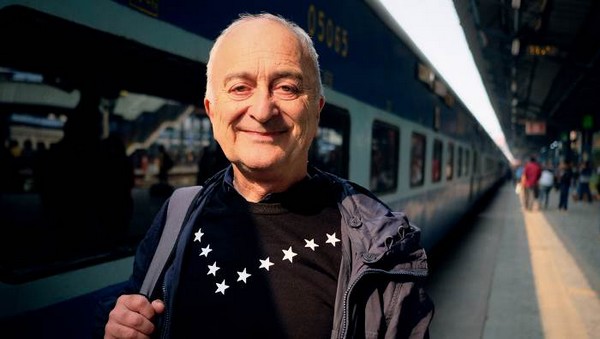 Tony Robinson przed pociągiem w programie „Pociągiem dookoła świata”, foto: BBC Studios