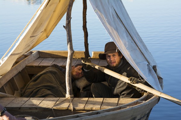 Bill Haskell i Byron Epstein w łodzi w serialu „Klondike”, foto: Entertainment One
