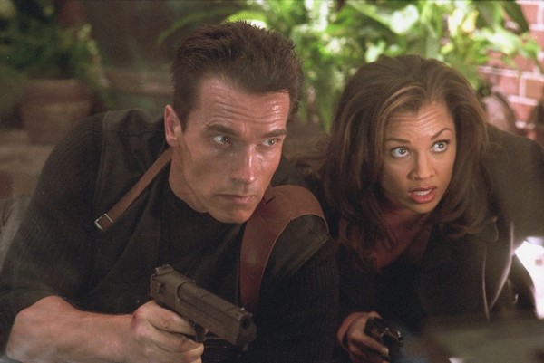 Arnold Schwarzenegger i Vanessa Williams w filmie „Egzekutor”, foto: Warner Bros. Entertainment Inc.