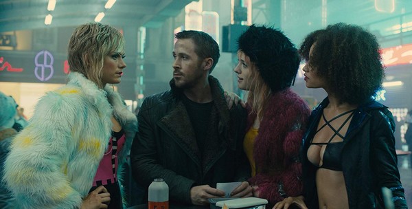 Mackenzie Davis, Ryan Gosling, Krista Kosonen i Elarica Johnson w filmie „Blade Runner 2049”, foto: Sony Corporation