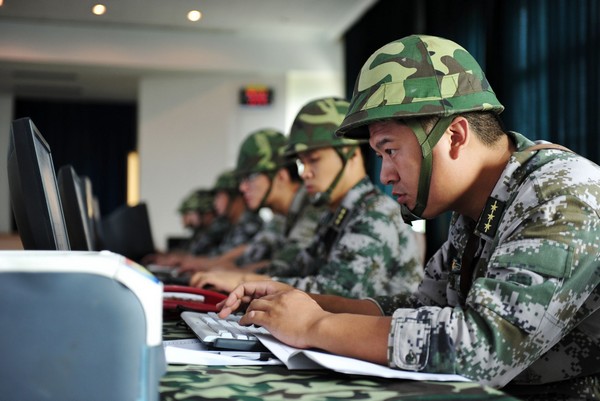 „Militarny ranking”: Żołnierze biorą udział w ćwiczeniu wojskowym w prowincji Shandong w Chinach, foto: Rex Features/Shutterstock