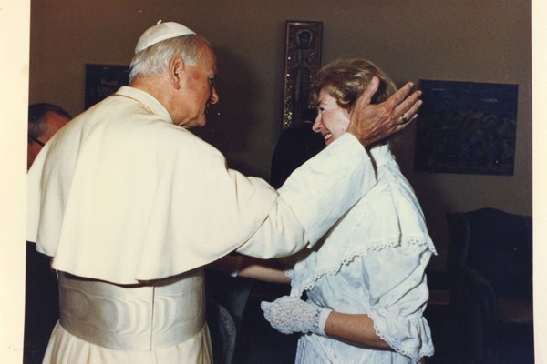 Karol Wojtyła „Jan Paweł II” i Anna Teresa Tymieniecka w dokumencie „Historia niezwykłej przyjaźni Jana Pawła II”, foto: A+E Networks