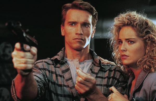 Arnold Schwarzenegger i Sharon Stone w filmie „Pamięć absolutna”, foto: AMC Networks International