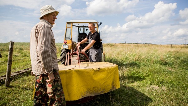 „Rolnicy. Podlasie”: Bohaterowie programu i traktor Ursus, foto: Grupa ZPR Media