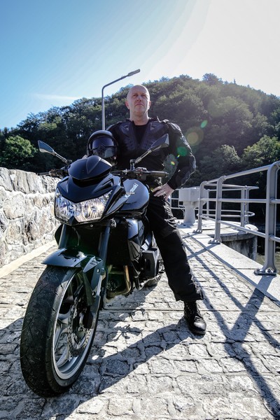 Mariusz Węgłowski i motocykl Kawasaki w programie „Wspaniali ludzie”, foto: Cyfrowy Polsat