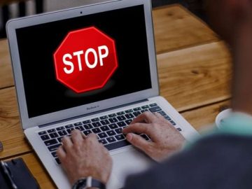 laptop znak stop blokada internet strony portal