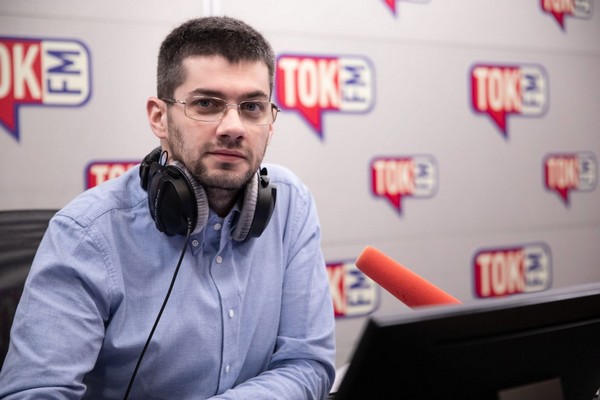 Maciej Głogowski prowadzącym „Poranek Radia Tok FM”, foto: Dawid Żuchowicz/Agencja Gazeta