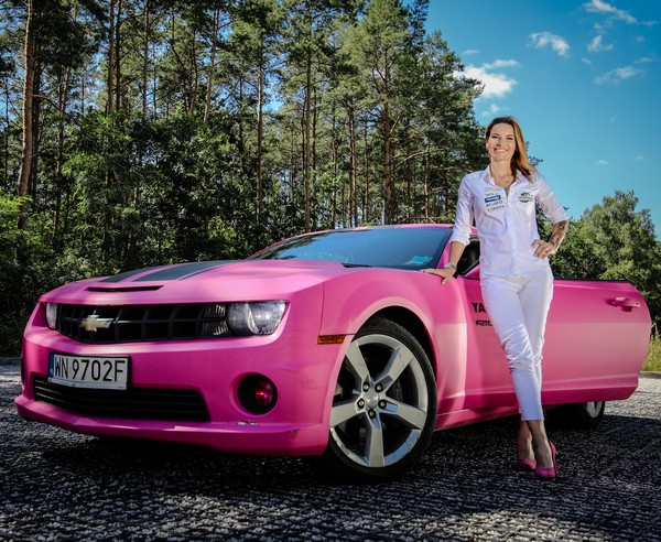 Karolina Pilarczyk oraz samochód Chevrolet Camaro SS w programie „Wspaniali ludzie”, foto: Cyfrowy Polsat