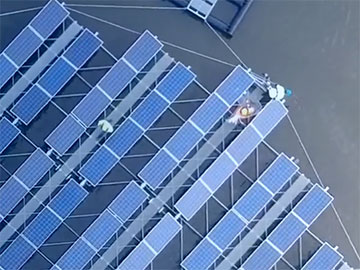Floating solar pływajaca farma Belgia 360px.jpg