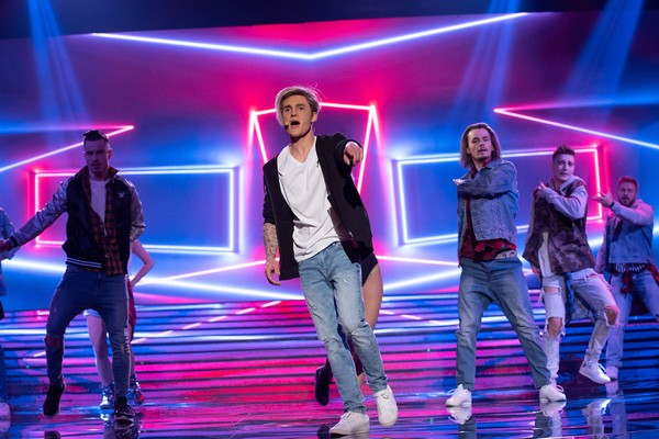 Filip Gurłacz jako Justin Bieber (w środku) i tancerze w programie Polsatu „Twoja twarz brzmi znajomo”, foto: Maciej Zawada
