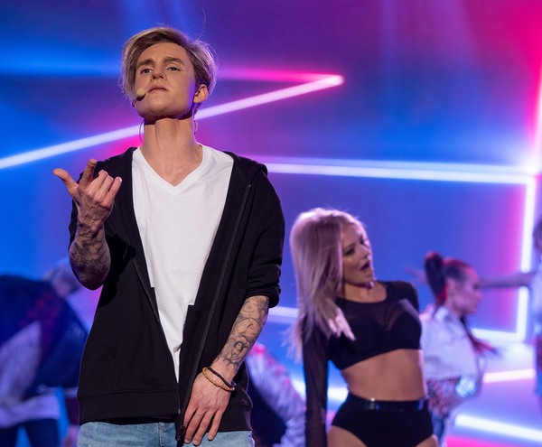Filip Gurłacz jako Justin Bieber i tancerze w programie Polsatu „Twoja twarz brzmi znajomo”, foto: Maciej Zawada