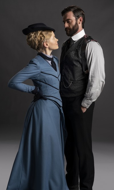 Kate Phillips i Stuart Martin w serialu „Panna Scarlet i komisarz”, foto: Viasat World
