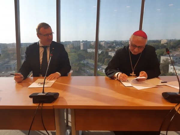 Jacek Kurski i Artur Miziński podpisują porozumienie, foto: TVP