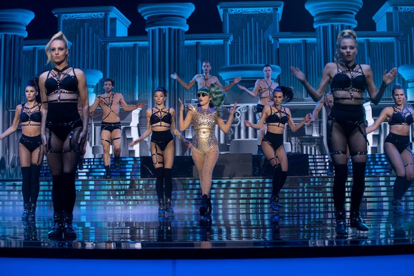 Kamila Boruta jako Stefani Joanne Angelina Germanotta „Lady Gaga” (w środku) i tancerze w programie „Twoja twarz brzmi znajomo”, foto: Maciej Zawada