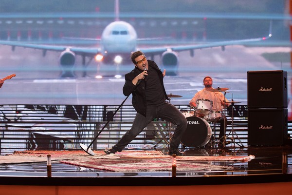 Karol Dziuba jako Paul David Hewson „Bono” w programie „Twoja twarz brzmi znajomo”, foto: Maciej Zawada