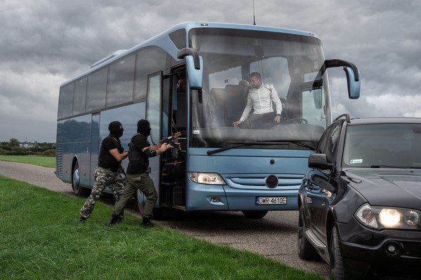 Aktorzy i autobus Mercedes-Benz Travego oraz samochód BMW w serialu „Gliniarze”, foto: Mikołaj Tym/Outset Films/Cyfrowy Polsat