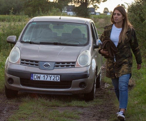 Kamila Ścibiorek oraz samochód Nissan Note w serialu „Sprawiedliwi - Wydział Kryminalny”, foto: Marcin Goleń/Kalt