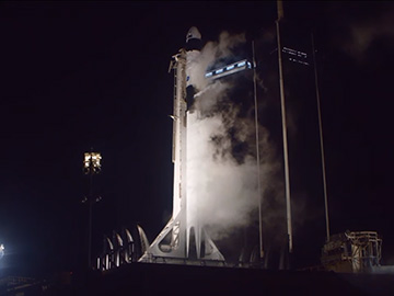 Udany start rakiety Falcon 9 z misją załogową [wideo]