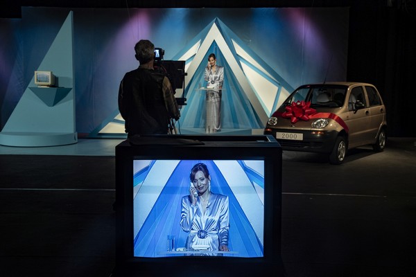 Magdalena Popławska oraz samochód Daewoo Matiz w filmie „Prime Time”, foto: Tomasz Kaczor/Watchout Studio