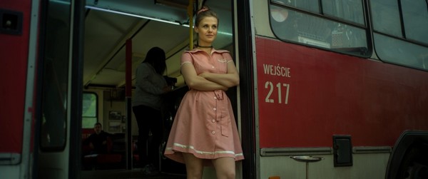 Anna Karczmarczyk oraz autobus Jelcz 12M w filmie „Fighter”, foto: Kino Świat