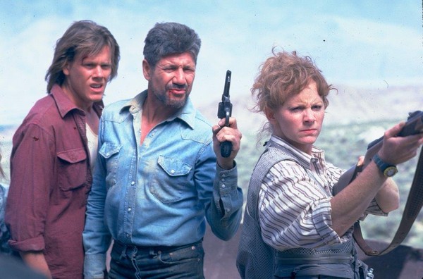Kevin Bacon, Fred Ward i Reba McEntire w filmie „Wstrząsy”, foto: AMC Networks International