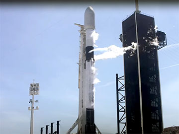 Start rakieta Falcon 9 Starlink misja 4 maj 2021 360px.jpg