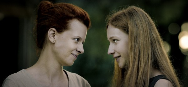 Karolina Gruszka i Jagoda Porębska w filmie „Żużel”, foto: Kid Film/Kino Świat