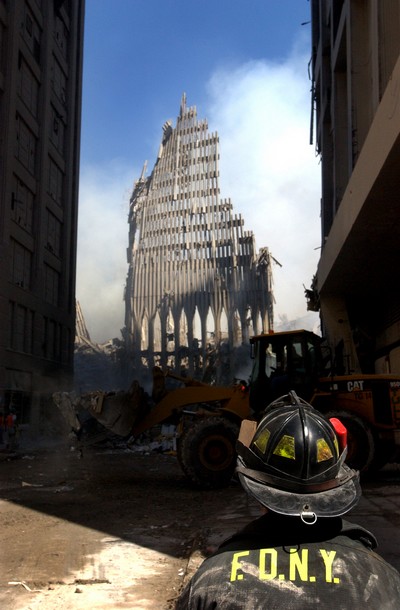 „11 września: dzień z życia Ameryki” w National Geographic. Na zdjęciu strażak i ładowarka kołowa Caterpillar 950, foto: Jim Watson/U.S. Navy