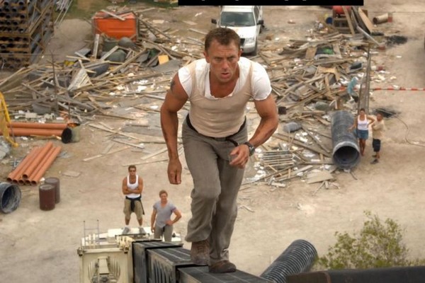 Daniel Craig (na pierwszym planie) w filmie „Być Jamesem Bondem”, foto: TVP