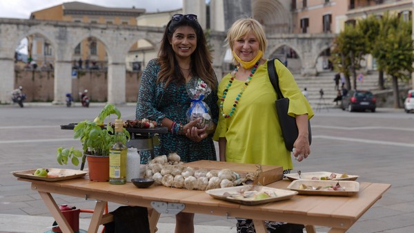 Nisha Katona (z lewej) i uczestniczka programu „Włoski smak”, foto: Wilson Worldwide Productions