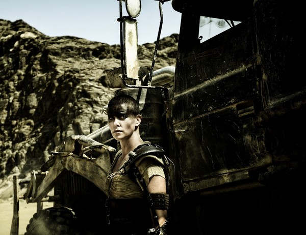 Charlize Theron w filmie „Mad Max: Na drodze gniewu”, foto: Jasin Boland/Village Roadshow Films (BVI) Limited/Warner Bros.