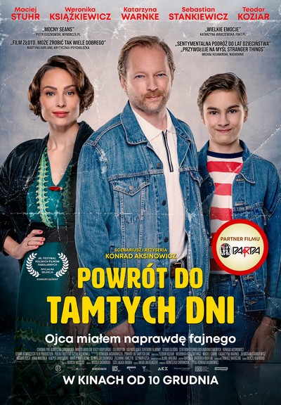 Weronika Książkiewicz, Maciej Stuhr i Teodor Koziar na plakacie promującym kinową emisję filmu „Powrót do tamtych dni”, foto: Kino Świat