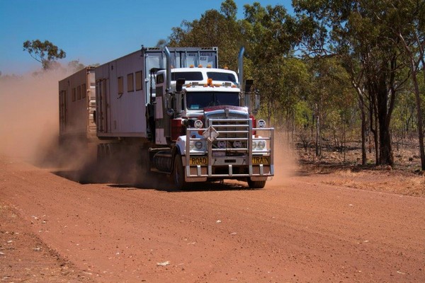 Ciężarówka Kenworth w programie „Ciężarówką po bezdrożach Australii”, foto: Viasat World