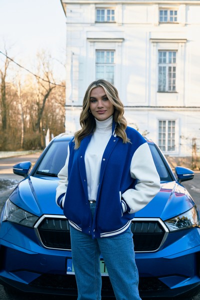 Karolina Gilon oraz samochód Škoda Enyaq iV w programie „Safety lab bezpieczeństwo ma pierwszeństwo”, foto: Cyfrowy Polsat