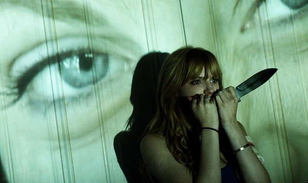 Bella Thorne i April McCullough w filmie „Niebezpieczni intruzi”, foto: AMC Networks International