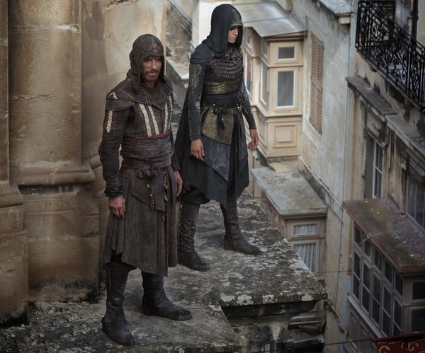 Michael Fassbender i Ariane Labed w filmie „Assassin’s Creed”, foto: Kerry Brown/Regency Entertainment, Inc./Monarchy Enterprises S.a.r.l./Ubisoft Motion Pictures Assassin's Creed