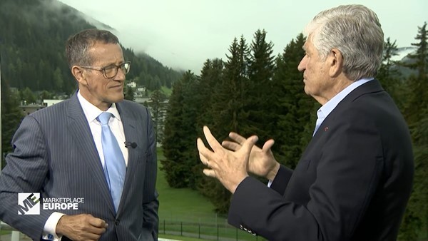 Richard Quest i Maurice Lévy w programie „Marketplace Europe”, foto: CNN/Warner Bros. Discovery
