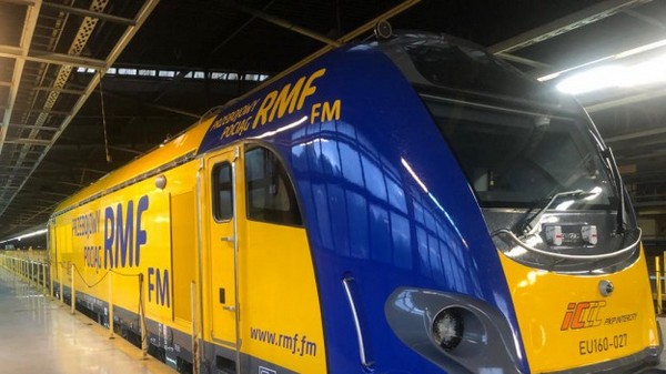 „Przebojowy pociąg RMF FM”: Lokomotywa Newag Griffin EU160-027 PKP Intercity w barwach RMF FM, foto: Bauer Media Group