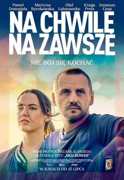 Martyna Byczkowska i Paweł Domagała na plakacie promującym kinową emisję filmu „Na chwilę, na zawsze”, foto: Kino Świat
